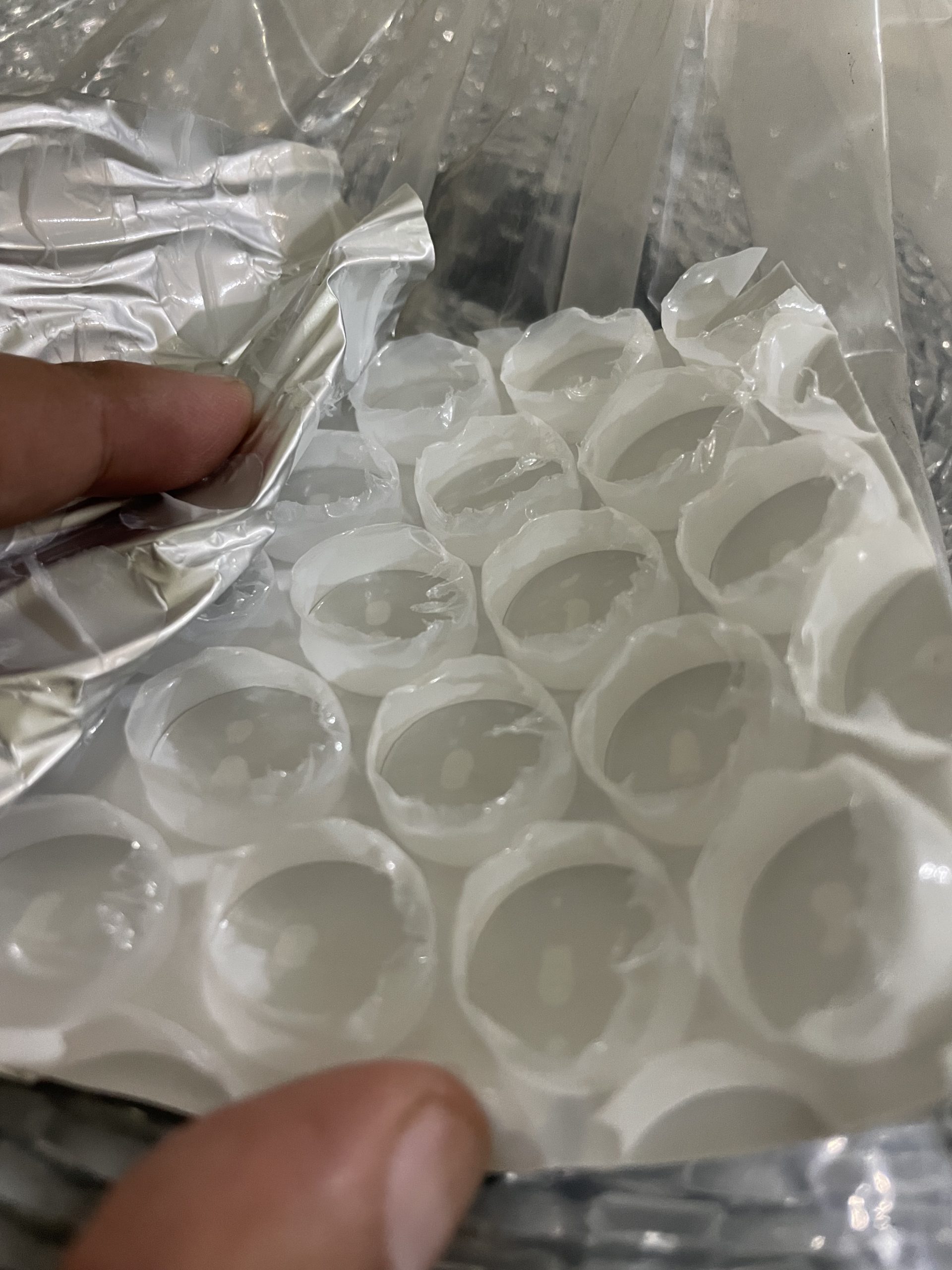 Perbandingan warna bubble putih susu vs bubble bening pada aluminium foil bubble