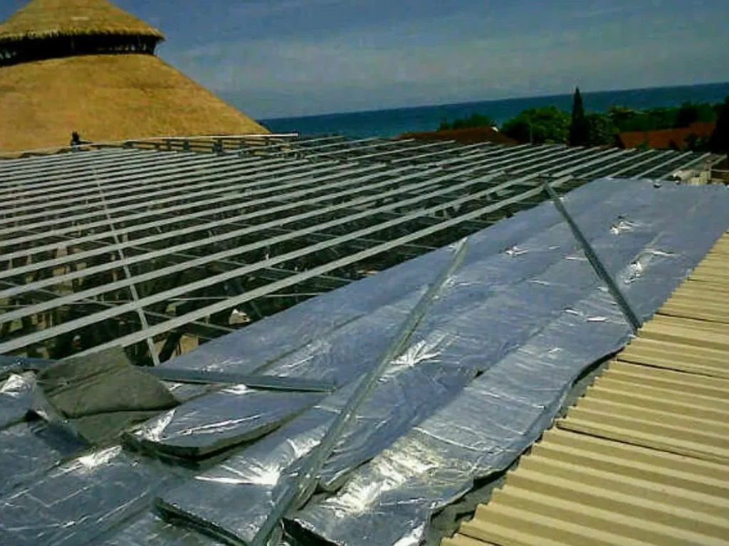 pemasangan aluminium foil yang menempel langsung pada atap galvalum sehingga tidak efektif meredam panas