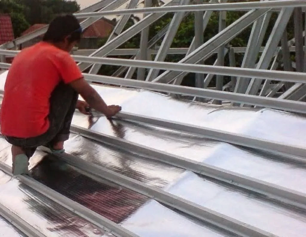 ilustrasi pemasangan aluminium foil peredam panas atap