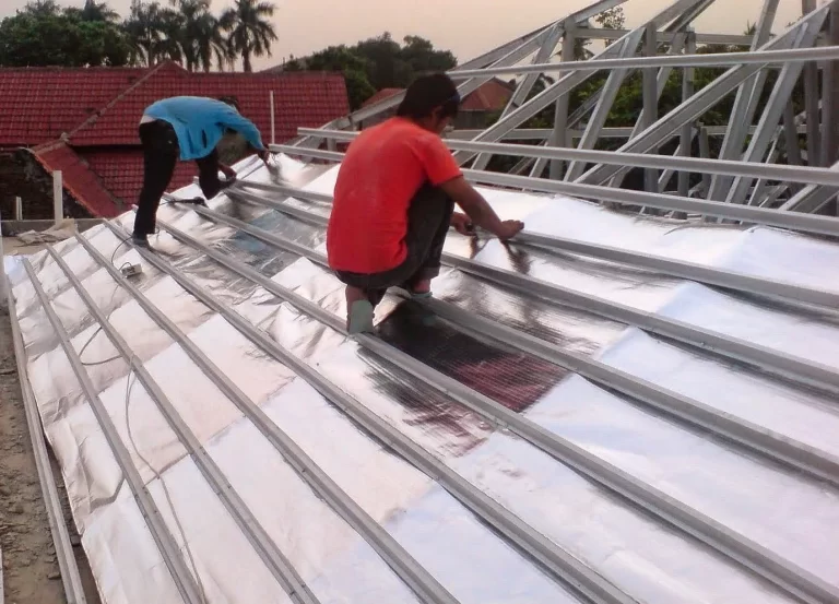 Proses Pemasangan Aluminium Foil pada Rangka Atap Baja Ringan