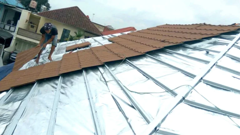 Pertimbangan Aman Menggunakan Aluminium Foil di Atap Rumah