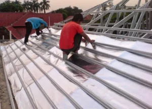 Proses Pemasangan Aluminium Foil pada Atap Baja Ringan